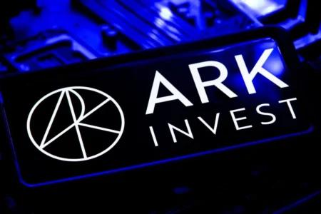 凯茜·伍德的ARK Invest调整策略：清仓Roblox，大举增持Cloudflare