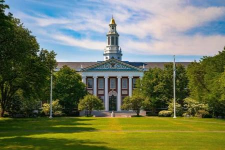 哈佛大学维持1.01亿美元比特币ETF持仓，同时扩大22亿美元SpaceX头寸